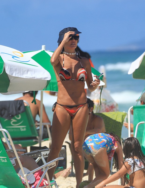 Deborah Secco e Maria Flor na Praia da Barra (Foto: Fabricio Pioyani/AgNews)