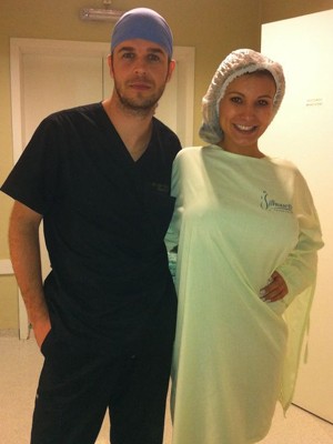 Andressa antes da cirurgia com o medico Julio Vedovato (Foto: Divulgação)