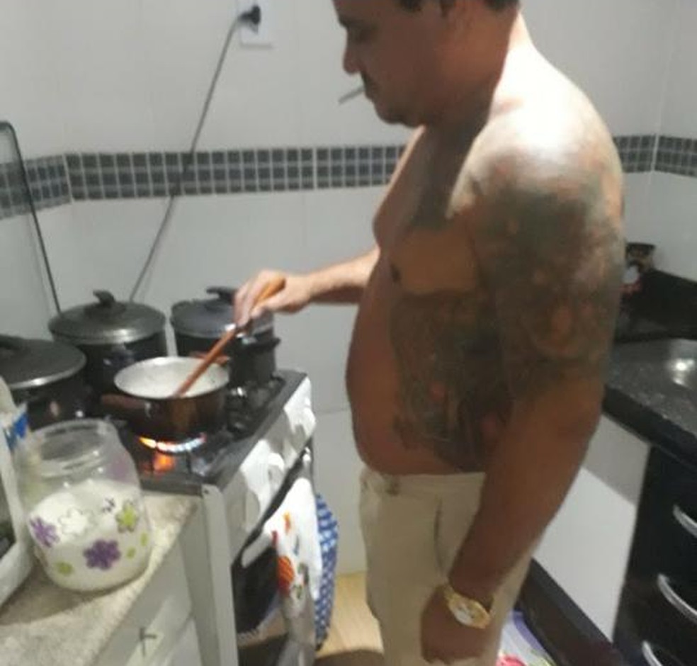 O traficante Gil cozinhando em sua casa no alto do Morro do Dendê — Foto: Divulgação