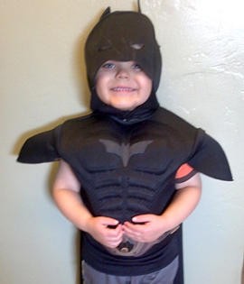 O pequeno Miles Scott em foto de 2013 com ele vestido como o BatKid (Foto: Reprodução)