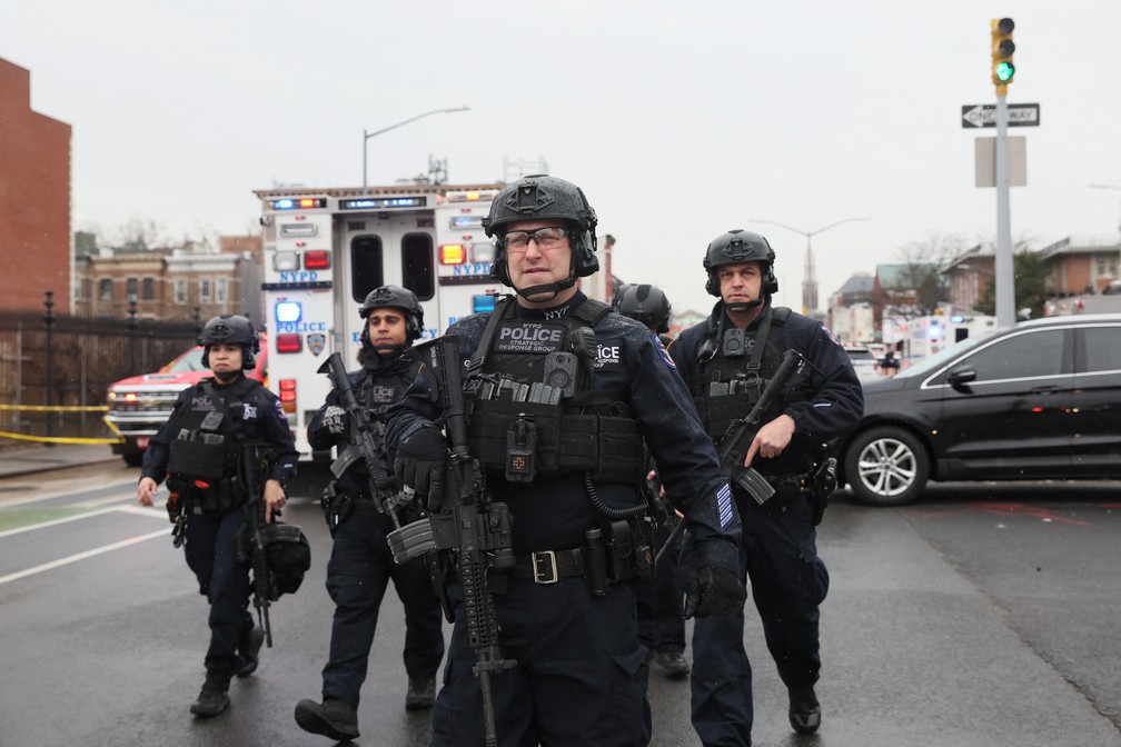 Policiais caminham perto do local de um tiroteio em uma estação de metrô no bairro do Brooklyn, em Nova York — Foto: Brendan McDermid/REUTERS