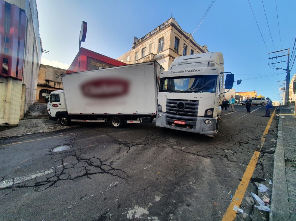 Caminhões bateram no Centro de Ponta Grossa — Foto: Viviane Mallmann/RPC