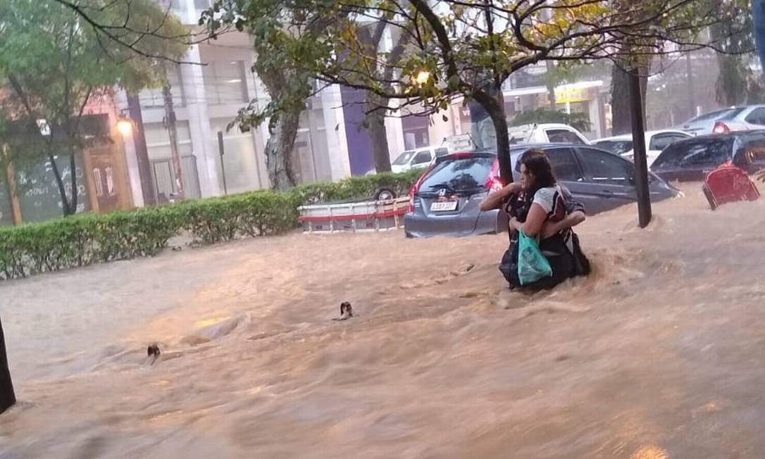 Registro de duas pessoas abraçadas diante as enchentes de Petrópolis.  (Foto: Reprodução/assessoria de imprensa UFRJ)