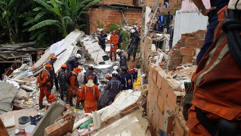 Quatro pessoas morreram e três foram resgatadas com vida após desabamento de prédio em Pituaçu (Foto: Divulgação/SSP-BA)