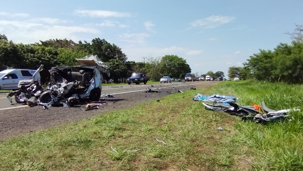 Duas pessoas morreram na Rodovia Júlio Budiski (SP-501), em Álvares Machado (SP) — Foto: Bruna Bachega/TV Fronteira