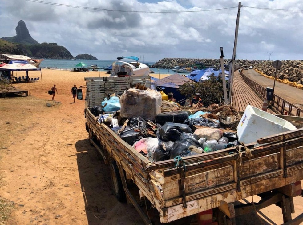 Um caminhão de lixo foi recolhido no Porto de Santo Antônio — Foto: Michele Roth