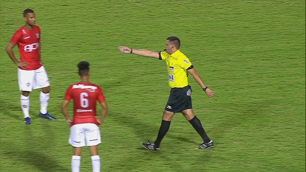 �rbitro Rafael Trasci anula gol do Atl�tico-MG com uso do VAR � Foto: Reprodu��o/Premiere