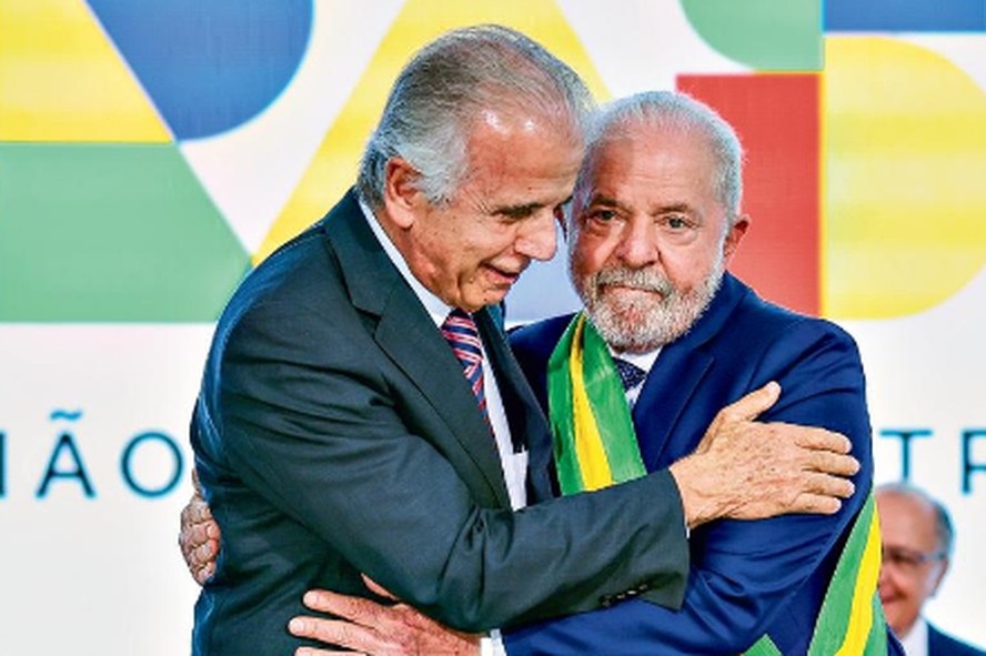 José Múcio ao lado do presidente Lula