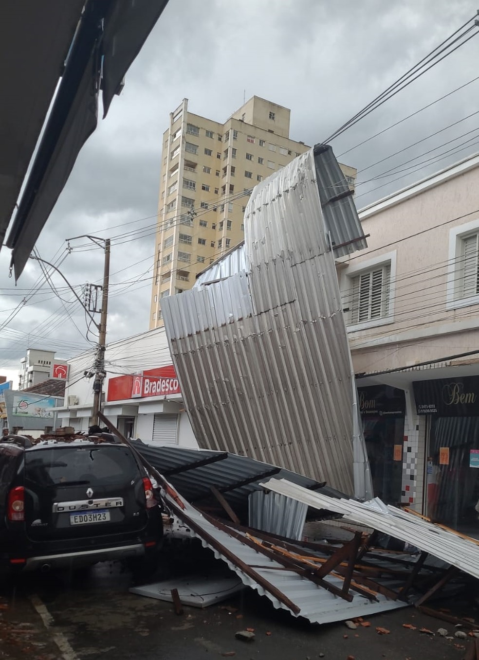 Chuva com granizo e vento deixa ruas alagadas e derruba telhado de lojas em Santa Rita do Sapucaí (MG) — Foto: Reprodução/EPTV 