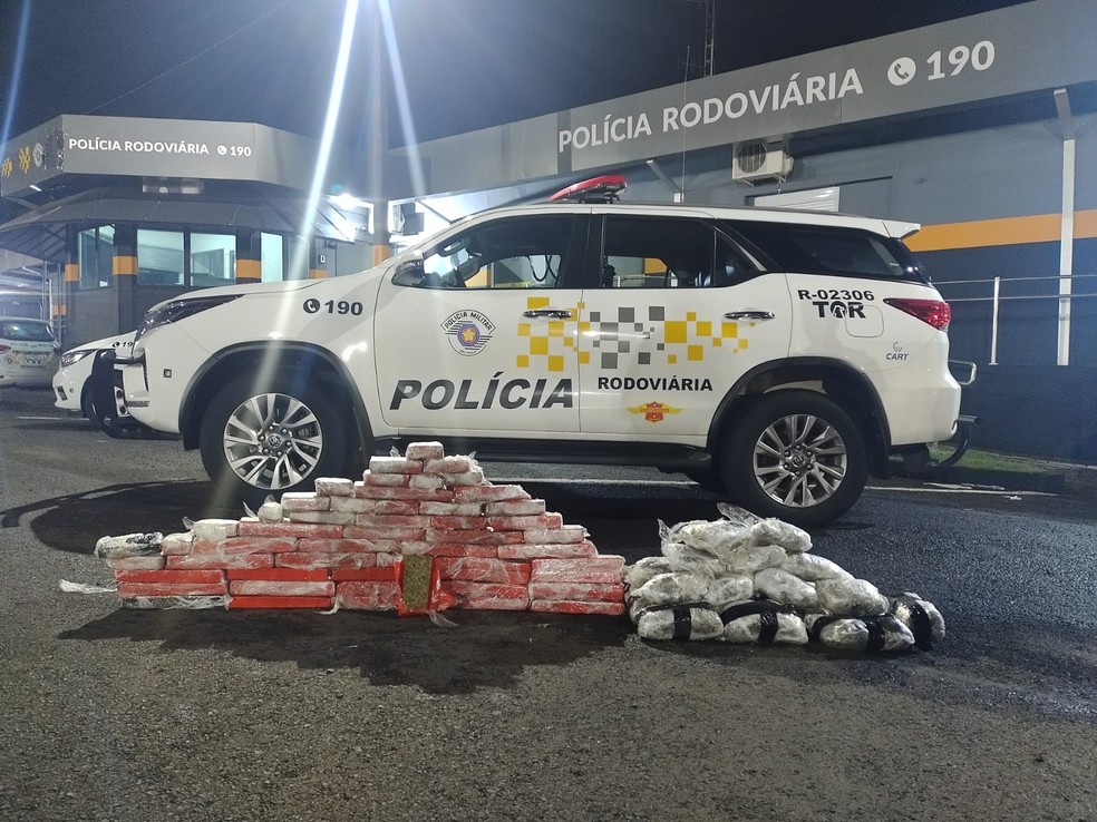 Droga apreendida entre Ourinhos e Santa Cruz do Rio Pardo totalizou mais de 40 quilos — Foto: Polícia Rodoviária/Divulgação