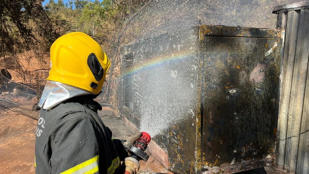 Bombeiros combateram o incêndio — Foto: Corpo de Bombeiros/Divulgação