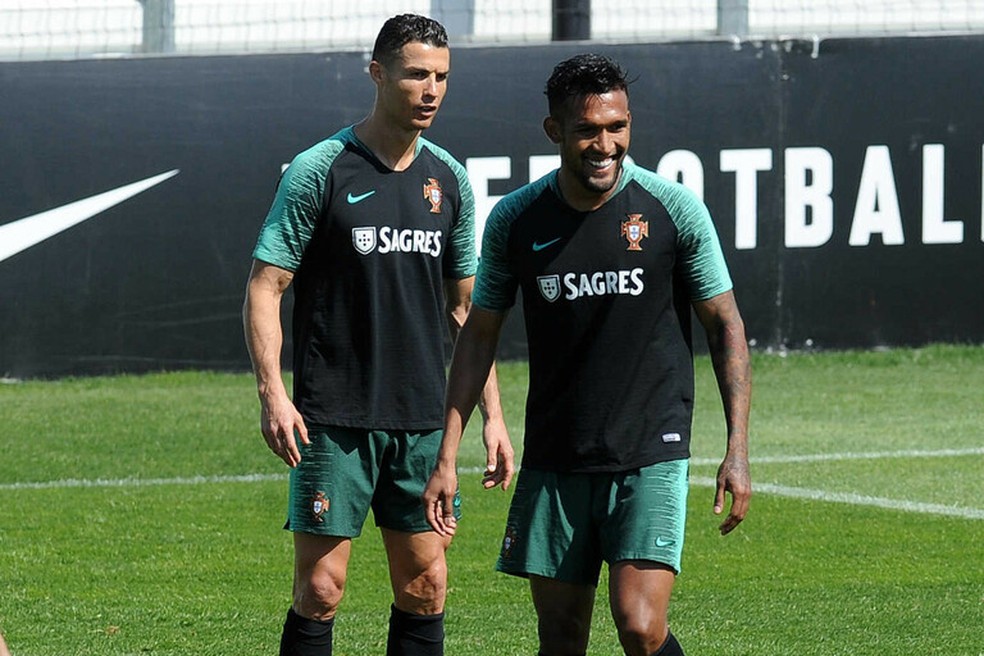 Dyego Sousa e Cristiano Ronaldo juntos em treino com a Seleção de Portugal — Foto: Reprodução / LUSA