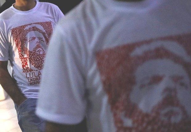 Integrantes do Movimento dos Sem-Teto usam camisetas de apoio ao ex-presidente Luiz Inácio Lula da Silva em Curitiba (Foto: Nacho Doce/Reuters)