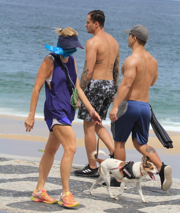Alexia Dechamps passeia com cachorrinha em meio à pandemia de coronavírus (Foto: JC Pereira/Agnews)