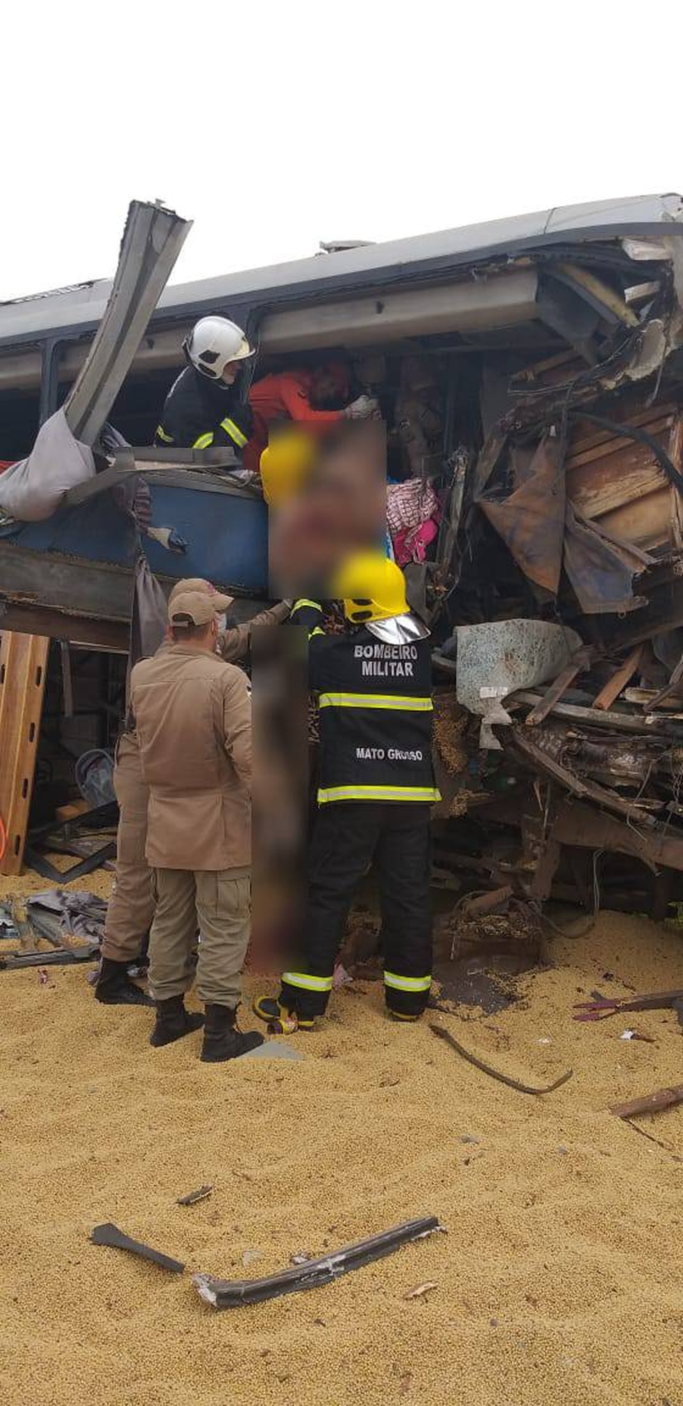Bombeiros socorreram as vítimas do acidente em Comodoro — Foto: Corpo de Bombeiros de Mato Grosso/Assessoria