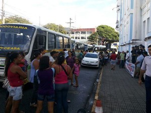 Manifestantes interditaram a rua Ulysses Caldas (Foto: Luiz Alberto Fonseca/G1)