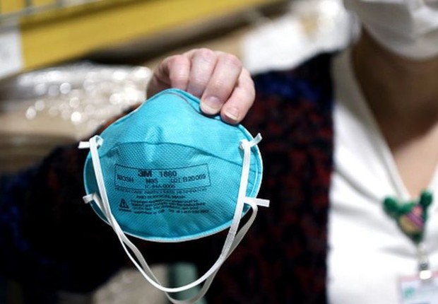 Quanto melhor for a barreira oferecida pela máscara, menor é a chance de inalarmos quantidades prejudiciais de partículas virais (Foto: Getty Images via BBC News)