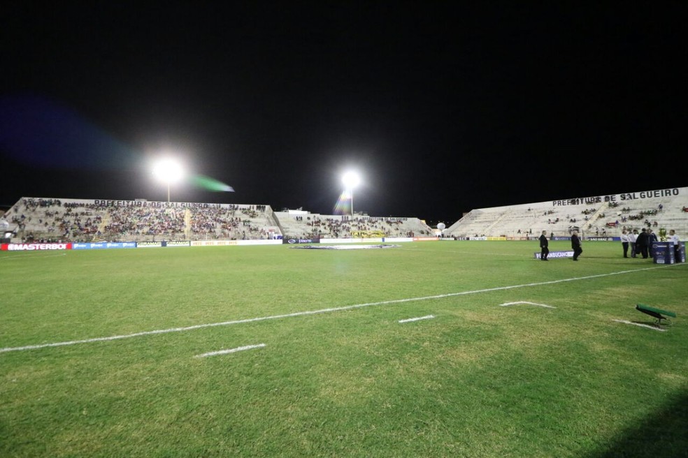 Parte do destino do Salgueiro na Série C será decidido no estádio Cornélio de Barros, contra o Remo (Foto: Marlon Costa / Pernambuco Press)