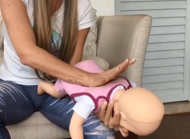 Como desengasgar bebês de maiores de 1 ano (Foto: Reprodução/Youtube)