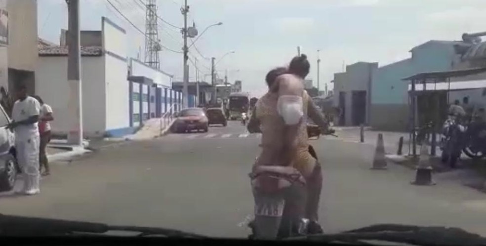Motociclista é flagrado ao levar criança em pé e sem capacete na garupa em Macau — Foto: Reprodução