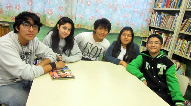 Adolescentes estrangeiros contam suas histórias ao G1 (Foto: Gabriela Gonçalves/G1)