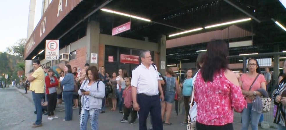 Movimento no Terminal de Ã”nibus Aterro em Blumenau na manhÃ£ desta quarta-feira â€” Foto: ReproduÃ§Ã£o/ NSC TV