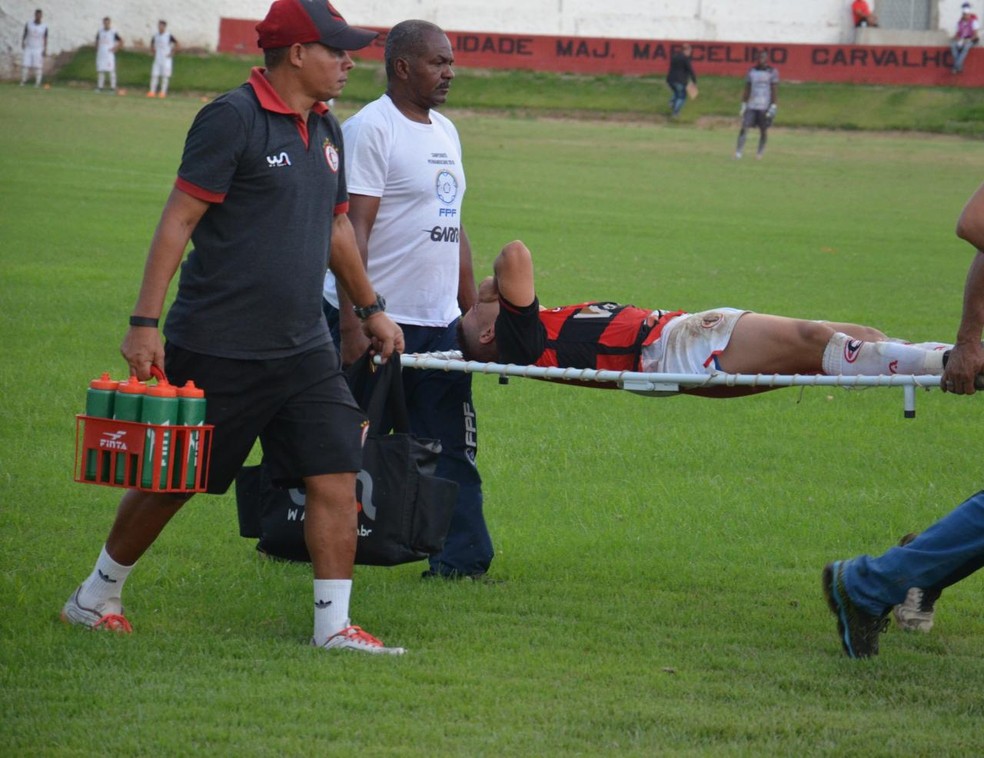 Danilo Bala foi operado nesta segunda-feira apÃ³s sofrer lesÃ£o na clavÃ­cula (Foto: Samy Oliveira / Campinense Clube)