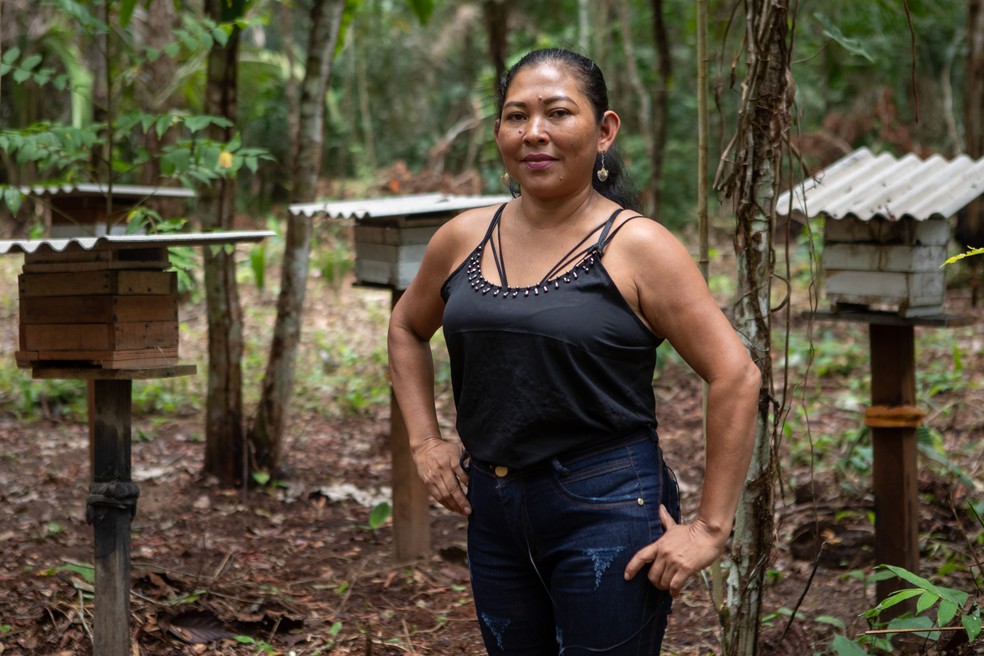 Joelma Lopes em frente à produção de mel na Reserva Extrativista Tapajós-Arapiuns, no Pará — Foto: Marcelo Brandt/G1