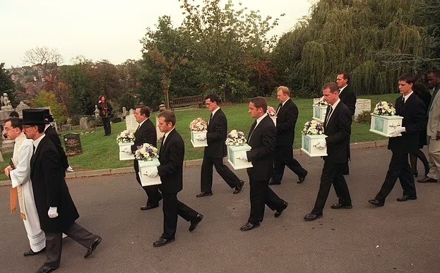O funeral dos oito bebês, em 1996 (Foto: Reprodução/ Daily Mail)