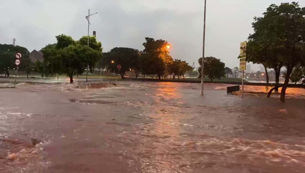 Avenida ficou alagada por conta da forte chuva em Rio Preto  — Foto: Arquivo pessoal 