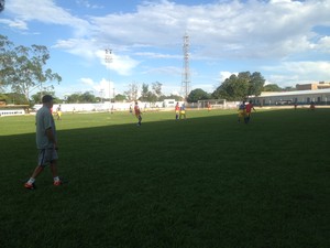 Carlos Magno faz primeiro treino com jogadores do Interporto no estádio General Sampaio na tarde desta quinta-feira(24) (Foto: Camila Rodrigues/GloboEsporte.com)
