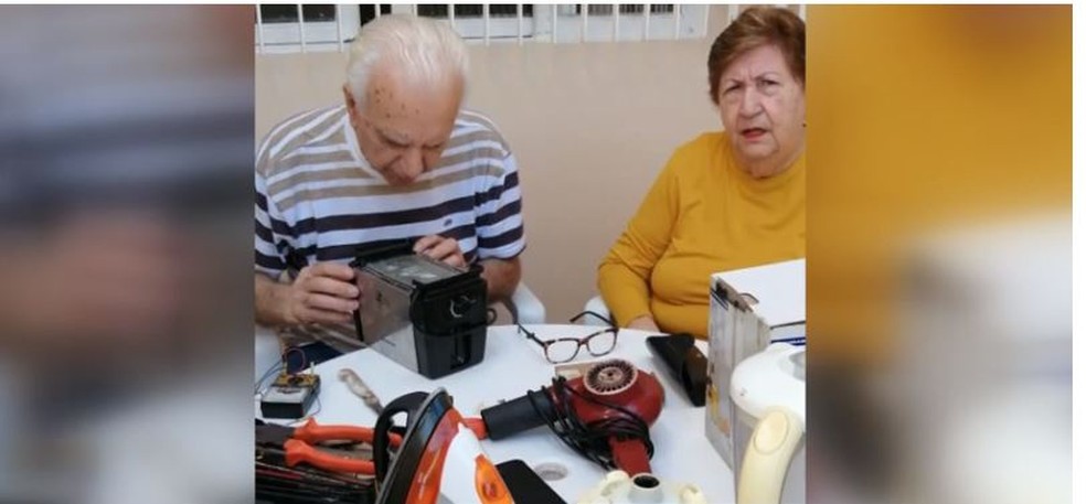 Casal de idosos de Araras conserta eletrodomésticos de graça durante o isolamento social — Foto: Reprodução/EPTV