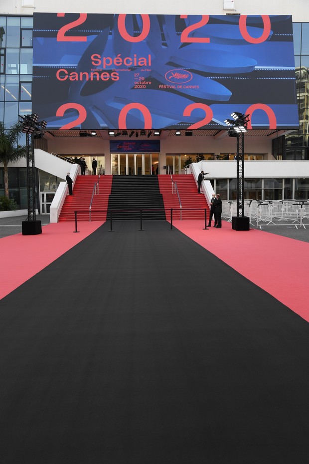 CANNES, FRANCE - OCTOBER 29: Cannes Film Festival pays a tribute to Nice attack victims with a black carpet at Palais des Festivals on October 29, 2020 in Cannes, France. A man armed with a knife fatally attacked people in the Notre-Dame church in Nice, l (Foto: Getty Images)