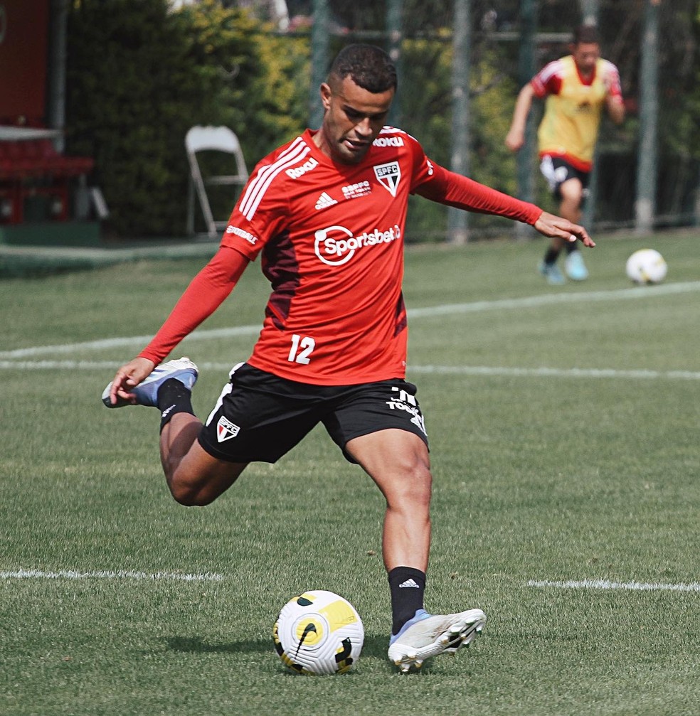 Alisson, do São Paulo, trabalhou sem limitações nesta quinta-feira — Foto: Divulgação