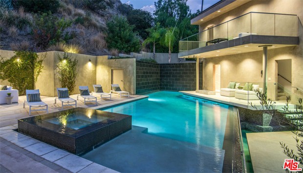 Rihanna vende mansão em Hollywood Hills por US$ 6,6 miçhões (Foto:  Compass)