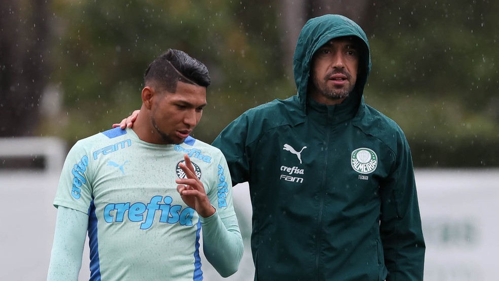 Rony e Abel Ferreira conversam durante treino do Palmeiras na Academia de Futebol — Foto: Cesar Greco