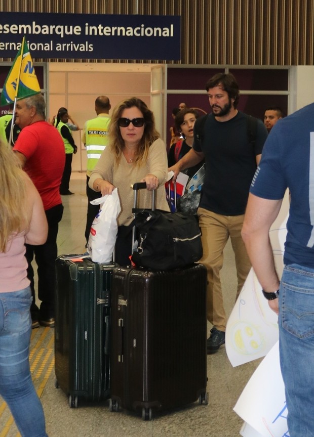 Adriana Esteves e Vladimir Brichta desembarcam em aeroporto do Rio com o filho, Vicente (Foto: AgNews/Fabio Moreno)