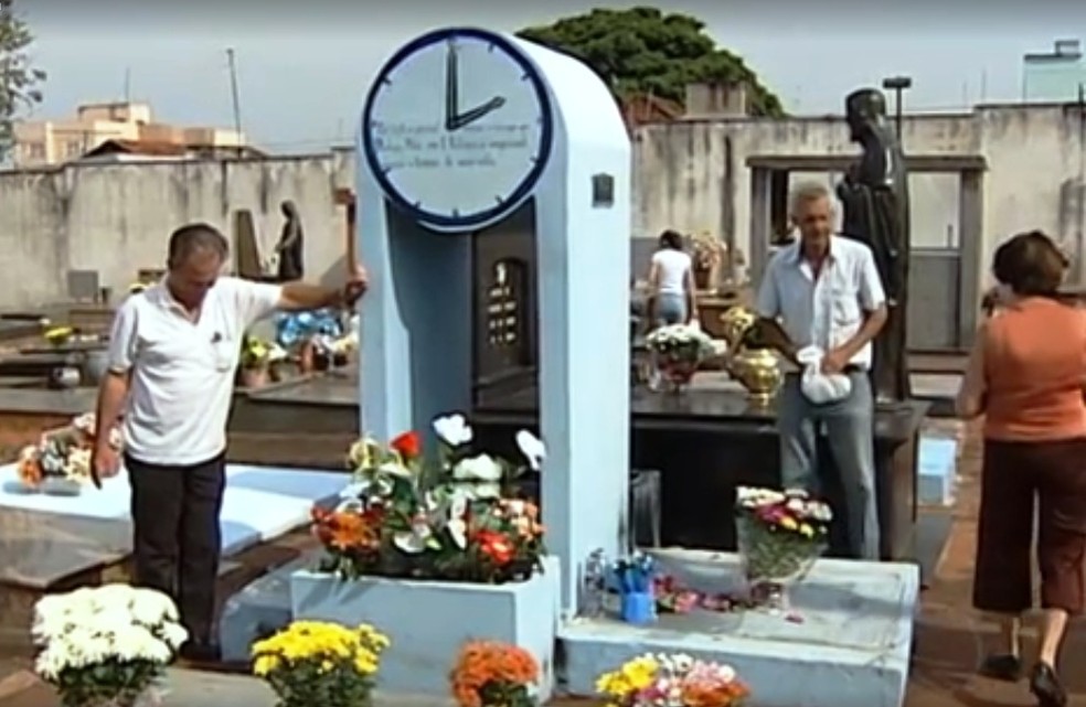 Túmulo de João Relojoeiro, em Uberlândia, é um dos mais visitados mesmo 60 anos depois do crime bárbaro — Foto: Reprodução/TV Integração