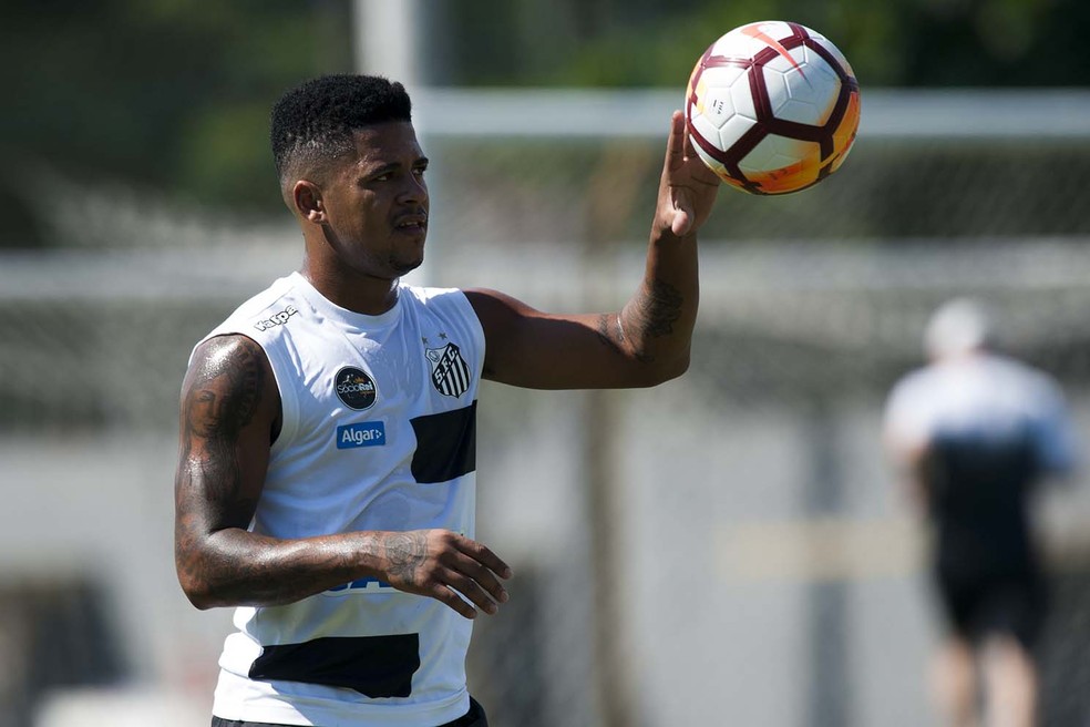 Diogo Vitor longe da bola: ele nÃ£o pode treinar com o elenco do Santos (Foto: Ivan Storti/Santos FC)
