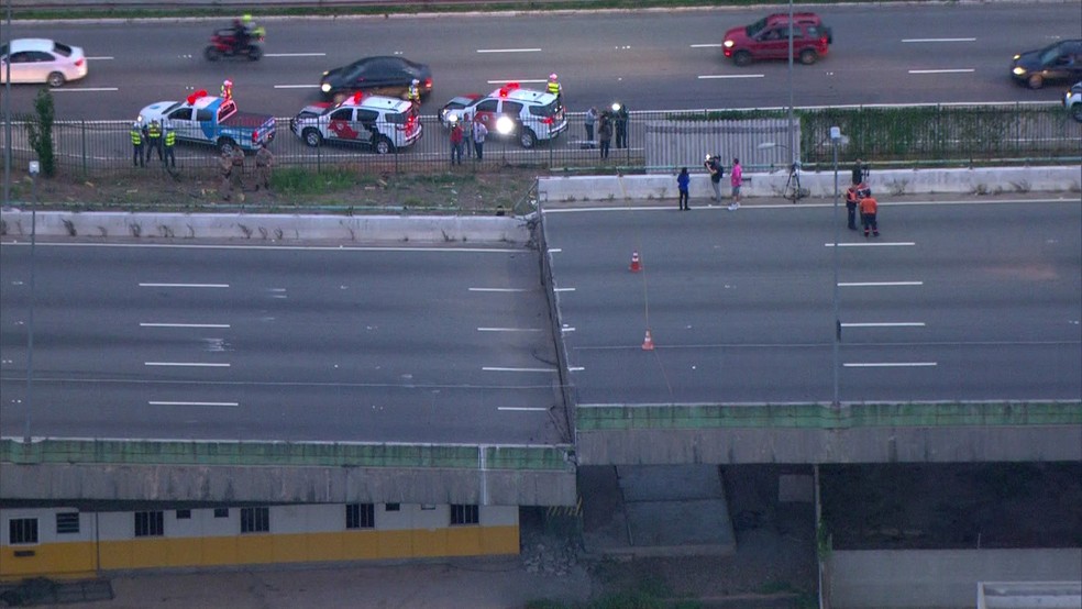 Viaduto da Marginal Pinheiros cede  — Foto: Reprodução/TV Globo