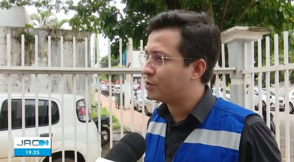 Diretor da Sasdh fala que mais de 100 refeições de almoço são distribuídas às pessoas em situação de rua — Foto: Reprodução/Rede Amazônica