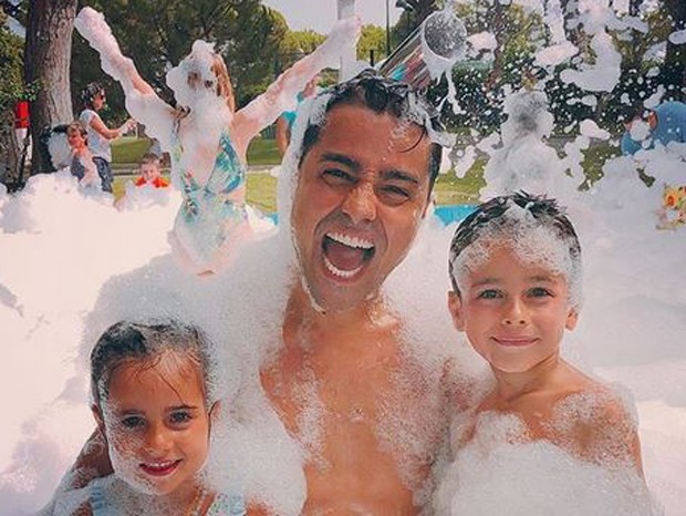 Ricardo Pereira toma banho de espuma com filhos e faz bagunça  (Foto: Reprodução/Instagram)