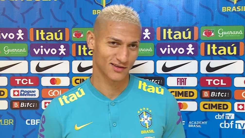 Richarlison, atacante da seleção brasileira, durante entrevista — Foto: Reprodução / CBF TV