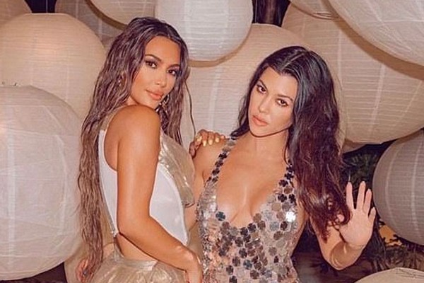 Kim e Kourtney Kardashian (Foto: Reprodução / Instagram)