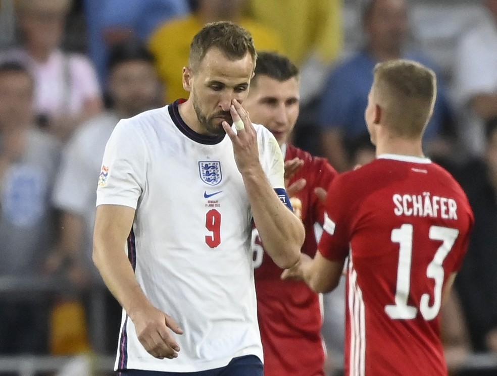 Harry Kane lamenta em dura derrota da Inglaterra para a Hungria — Foto: Toby Melville/Reuters