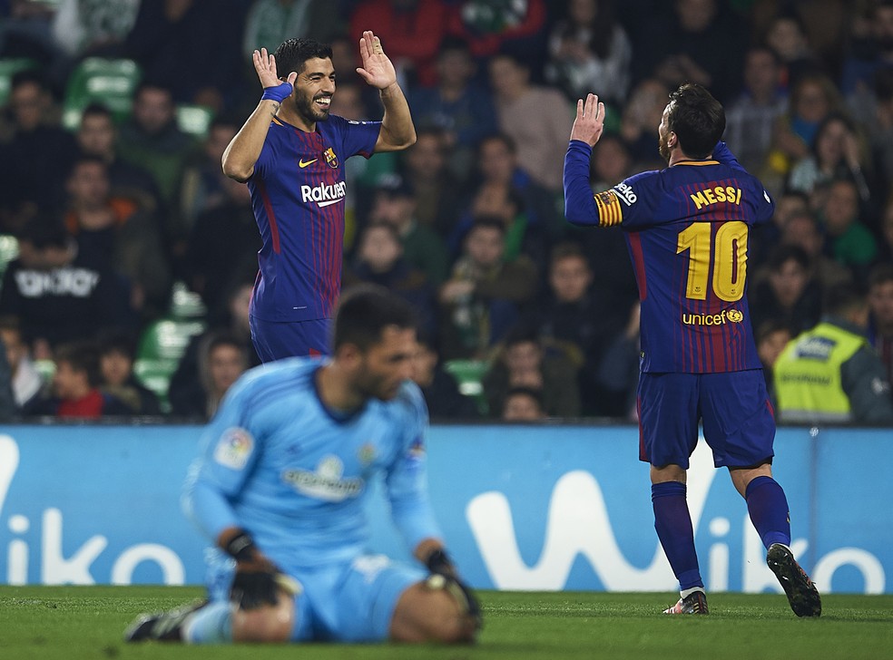 Messi e Suárez comemoram um dos cinco gols marcados em cima do goleiro Adán (Foto: Aitor Alcalde/ Getty Images)