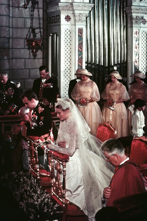 Princess Grace and Prince Rainier III of Monaco during their wedding ceremony in the principality’s Saint Nicholas Cathedral, 1956 (Foto: Getty)