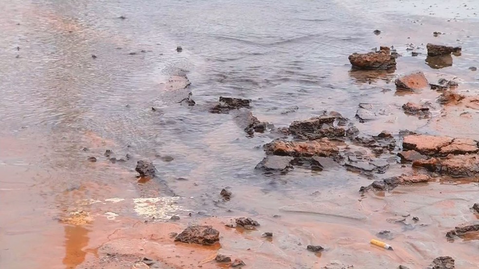 Água limpa 'brota' do asfalto em Votuporanga (SP) — Foto: Reprodução/TV TEM