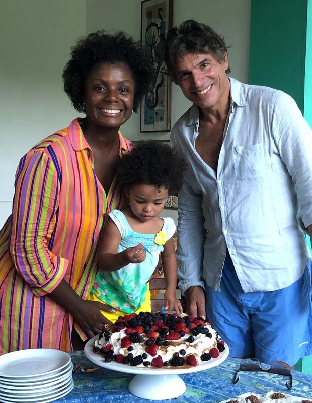 Adriana Alves e Olivier Anquier com a pequena Olívia (Foto: Reprodução/Instagram)
