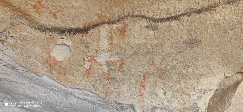 Os sítios a serem visitados abrigam gravuras e pinturas rupestres — Foto: Reprodução